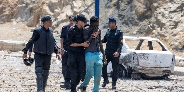 Η Ισπανία υψώνει πλωτό φράγμα στη Θέουτα μετά τη μαζική εισροή μεταναστών