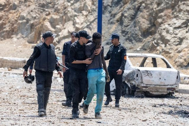 Η Ισπανία υψώνει πλωτό φράγμα στη Θέουτα μετά τη μαζική εισροή μεταναστών