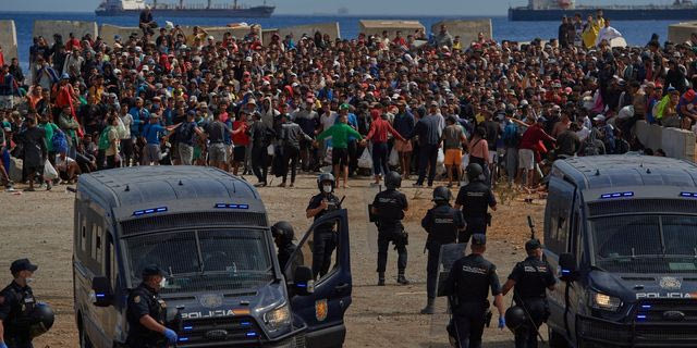 Θέουτα: Διαδηλωτές έβαλαν φωτιά σε καταυλισμό