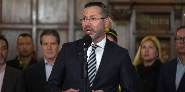 Υπουργός της Κολομβίας χαλάρωνε σε παραλία, λίγες ημέρες μετά τον φονικό σεισμό