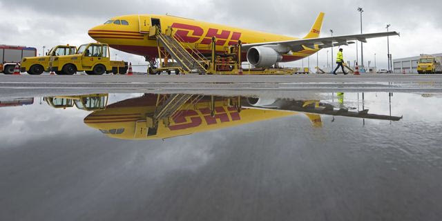 Αεροσκάφος της DHL συγκρούστηκε με άγνωστο αντικείμενο στο αεροδρόμιο της Λειψίας