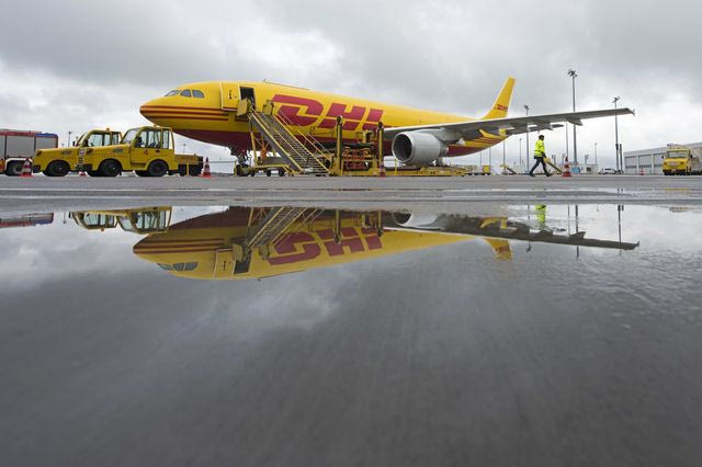 Αεροσκάφος της DHL συγκρούστηκε με άγνωστο αντικείμενο στο αεροδρόμιο της Λειψίας