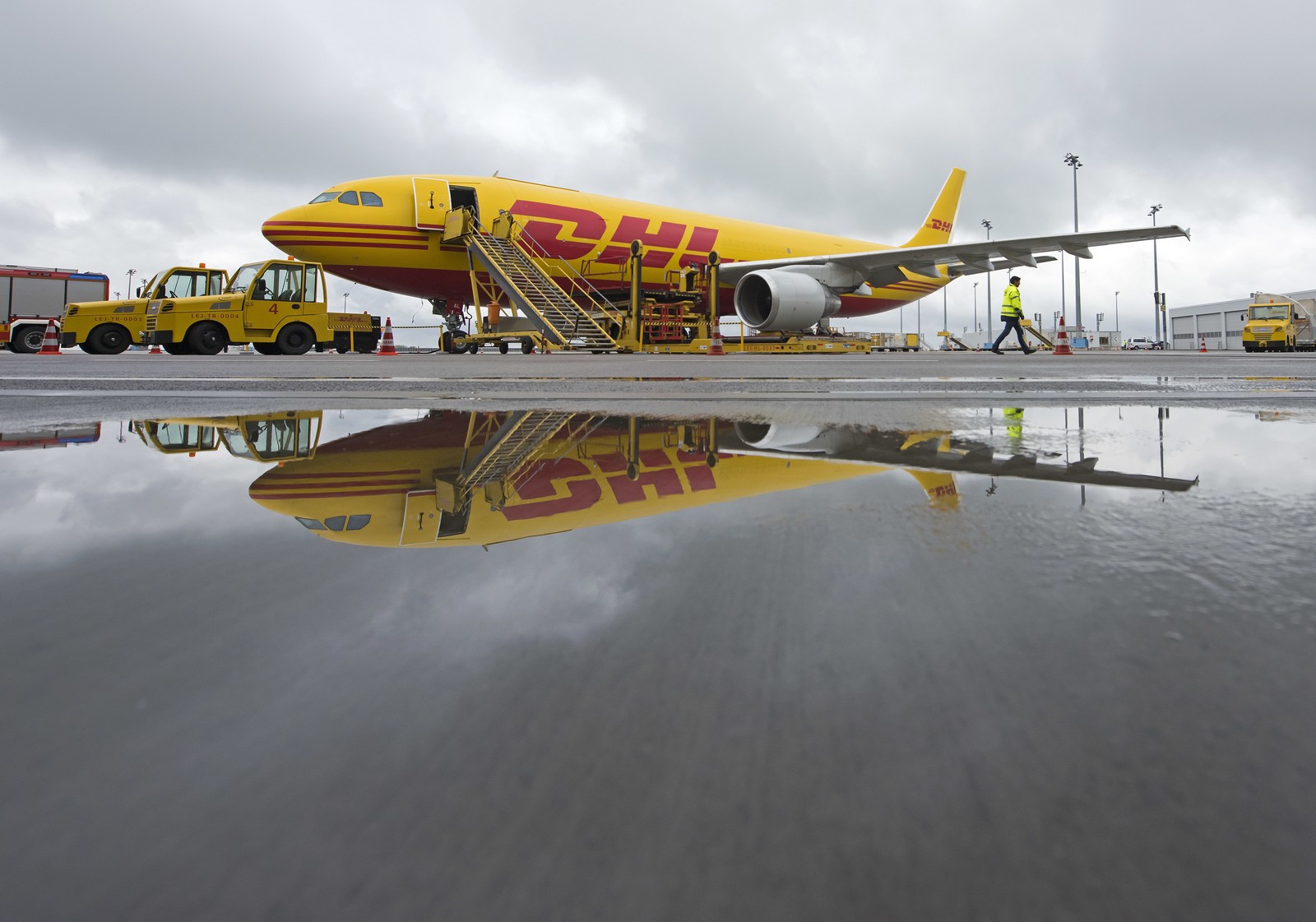 Αεροσκάφος της DHL συγκρούστηκε με άγνωστο αντικείμενο στο αεροδρόμιο της Λειψίας