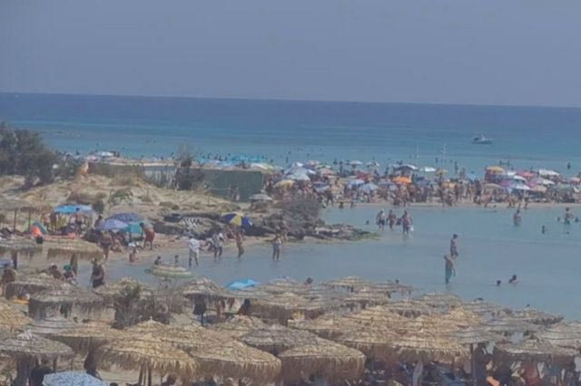 Ακραίος συνωστισμός στο Ελαφονήσι – “Βουλιάζει” η δημοφιλής παραλία