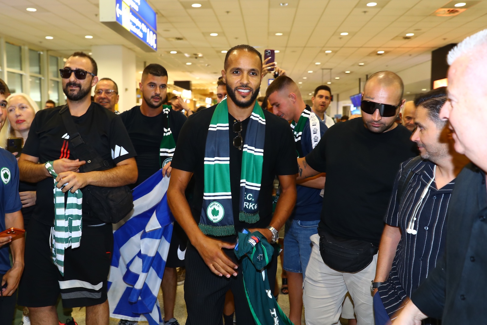 Ελ Αραμπί: Χαμός στο “Ελ. Βενιζέλος”, οπαδοί της Μαρκό υποδέχθηκαν με συνθήματα τον Μαροκινό