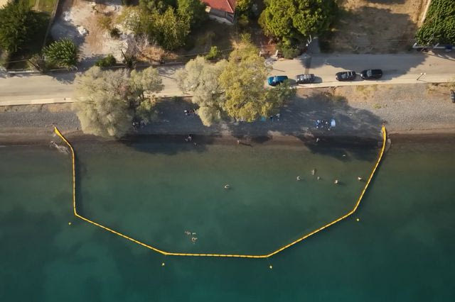 Διακοπές με πλωτά φράγματα στην Εύβοια: “Ο κόσμος φοβόταν τις τσούχτρες”