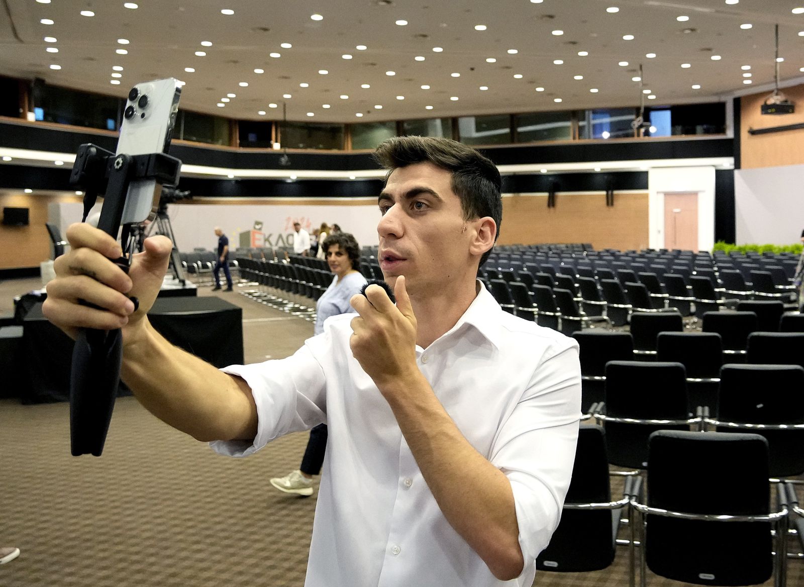 Κύπρος: Αντιδράσεις για τον Φειδία - Εμφανίστηκε με σορτς σε εκδήλωση για τους για τους Ισαάκ -Σολωμού
