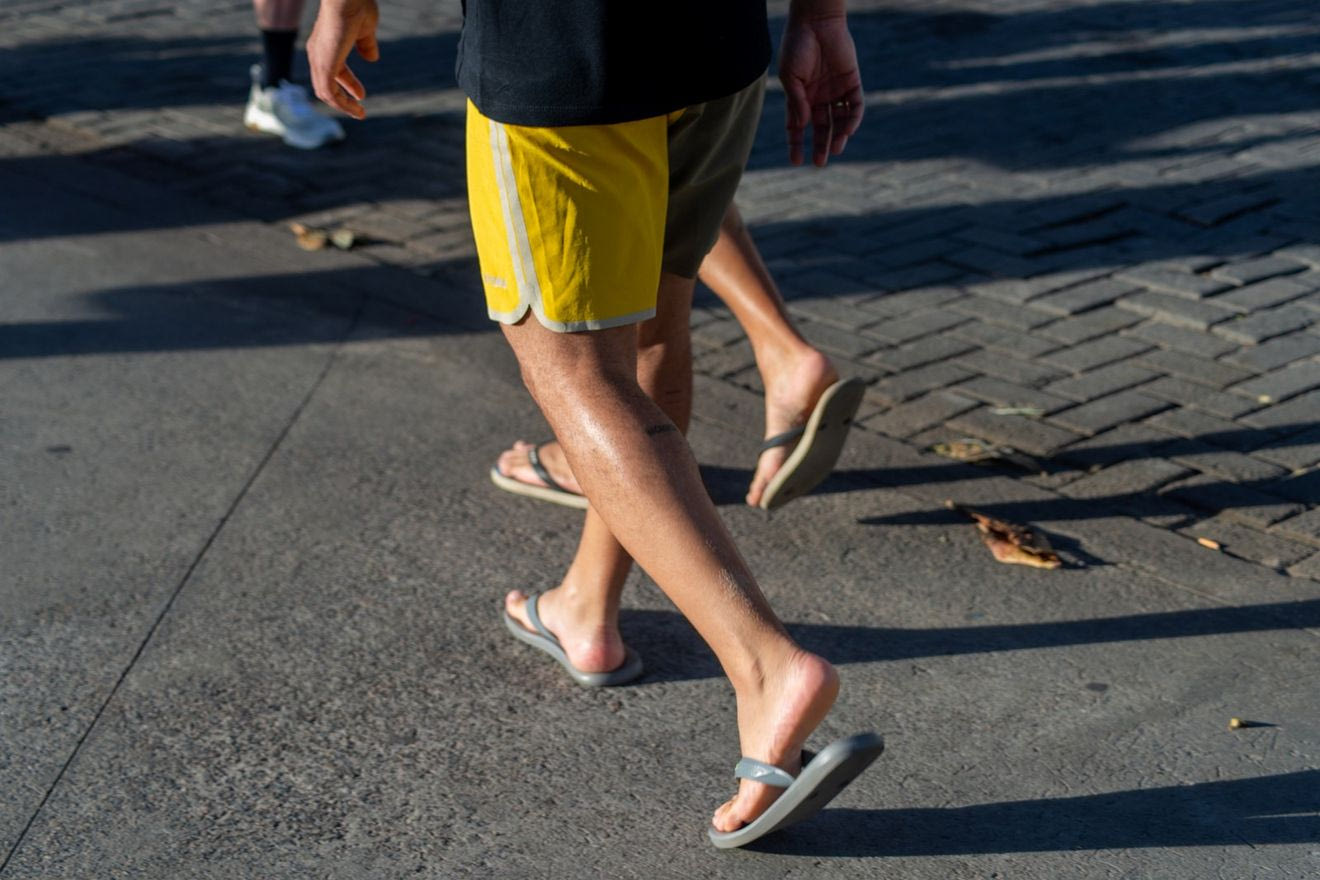 Πώς οι σαγιονάρες μπορούν να καταστρέψουν τα πόδια μας – Ποδίατροι εξηγούν