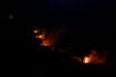 Τρίτη νύχτα μάχης με τις φλόγες στη Δυτ. Αττική – “Παράθυρο ευκαιρίας” στην ύφεση των ανέμων