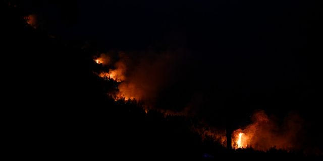 Τρίτη νύχτα μάχης με τις φλόγες στη Δυτ. Αττική – “Παράθυρο ευκαιρίας” στην ύφεση των ανέμων
