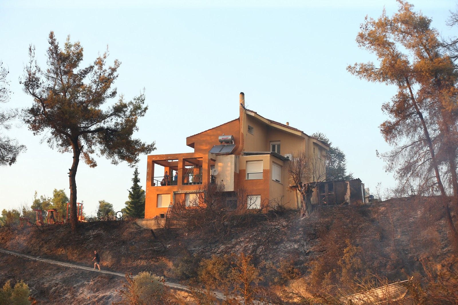 Μάχη με τις φλόγες στη Χαλκιδική - Εκατοντάδες εκκενώσεις δια θαλάσσης