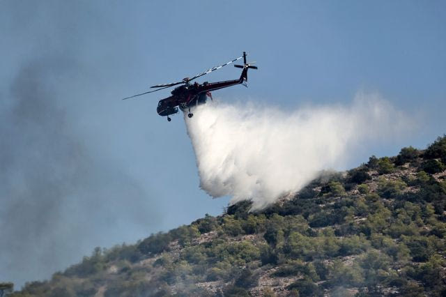 Φωτιά στη Γαστούνη Ηλείας – Σηκώθηκαν 3 ελικόπτερα