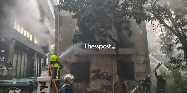 Φωτιά σε οίκημα στο κέντρο της Θεσσαλονίκης