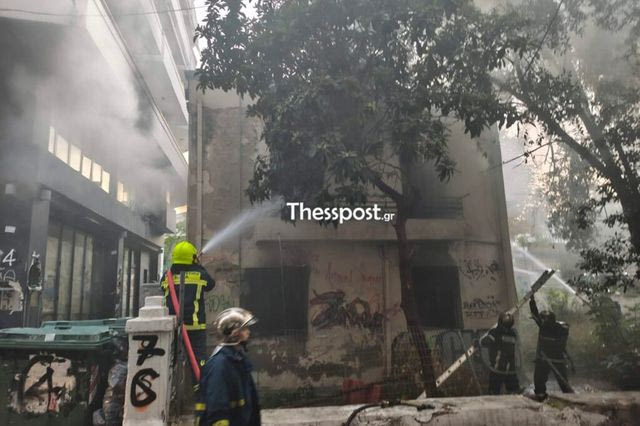 Φωτιά σε οίκημα στο κέντρο της Θεσσαλονίκης