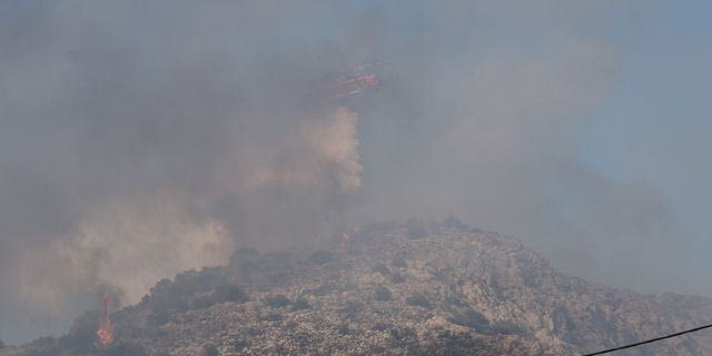 Σαλαμίνα: Δύο νεκροί, καμμένα σπίτια – 502 απεγκλωβισμοί από θαλάσσης