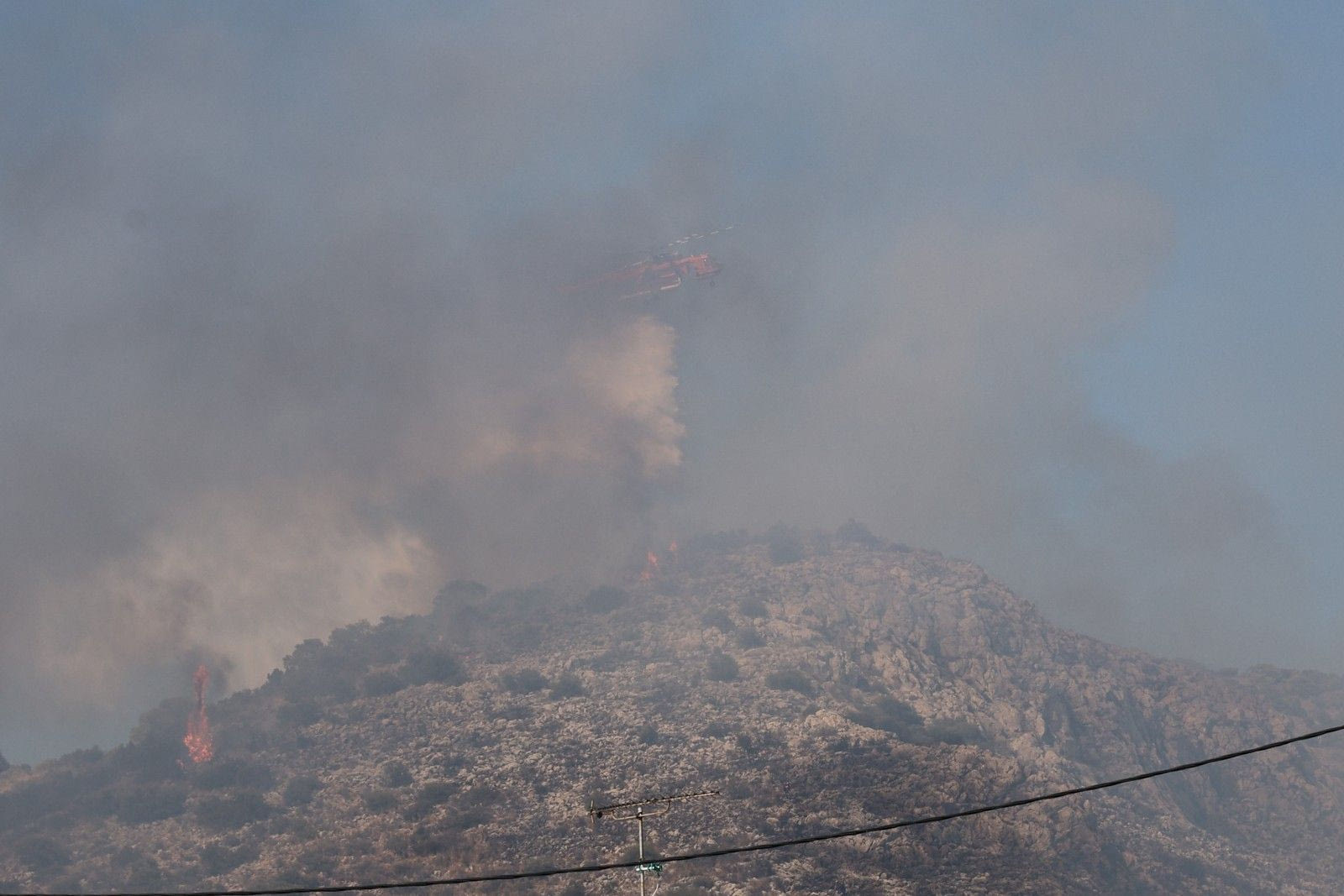 LIVE: Φωτιά στη Σαλαμίνα: Δύο νεκροί και τέσσερις τραυματίες – Καίγονται σπίτια