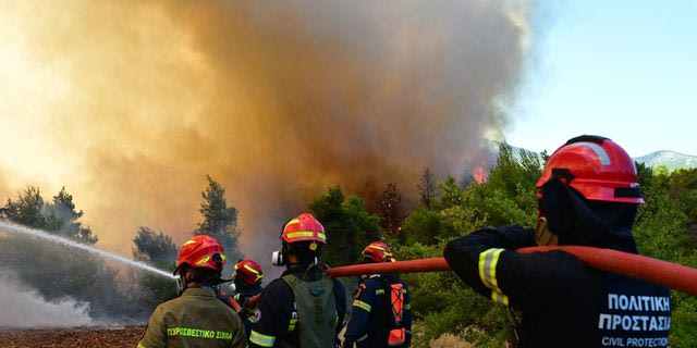 Σε πύρινο κλοιό η Δυτική Αττική: Κρίσιμες ώρες στο Κανδήλι – Εκκενώνονται οικισμοί