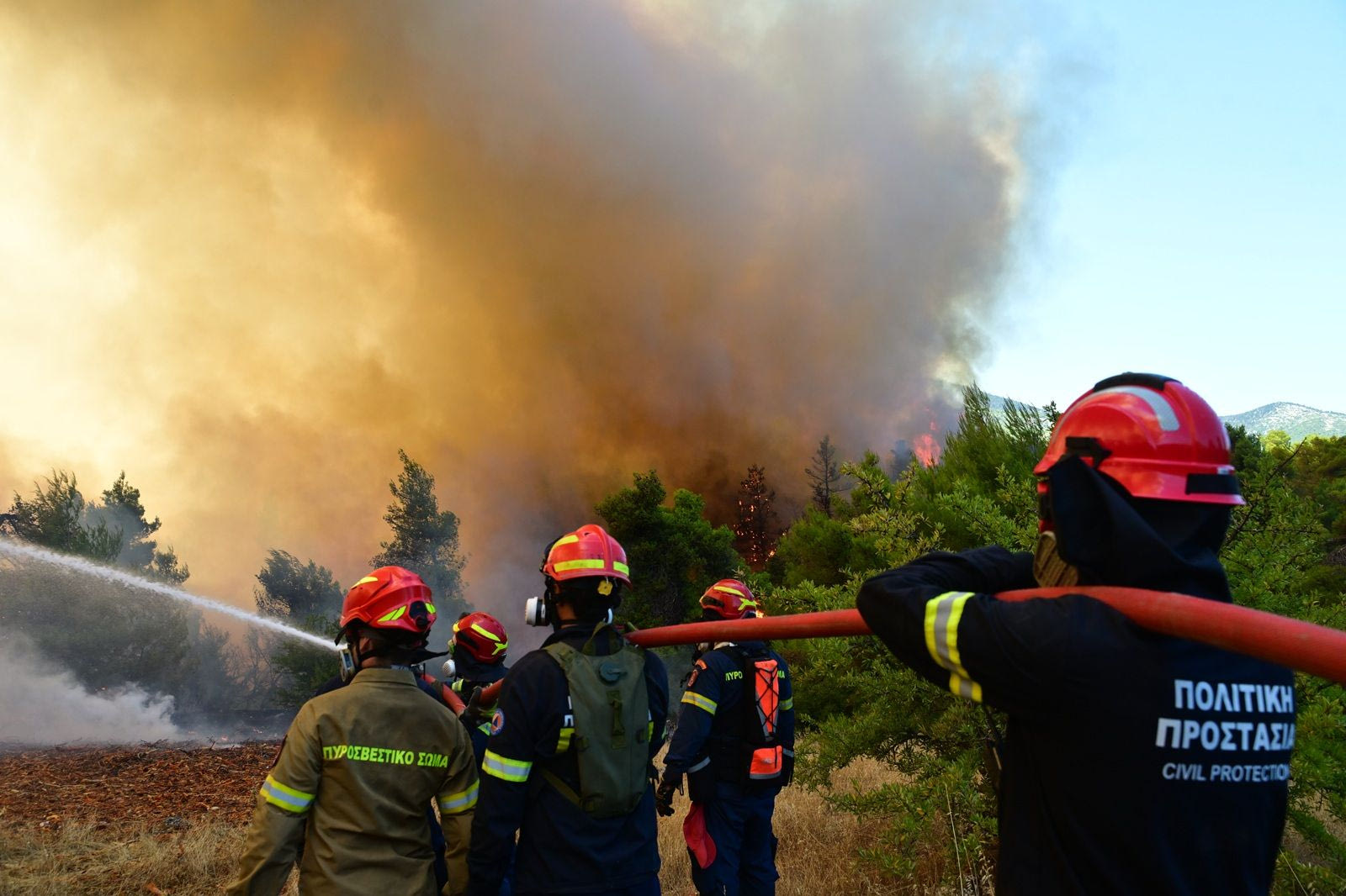 LIVE: Σε πύρινο κλοιό η Δυτική Αττική: Κρίσιμες ώρες στο Κανδήλι – Εκκενώνονται οικισμοί