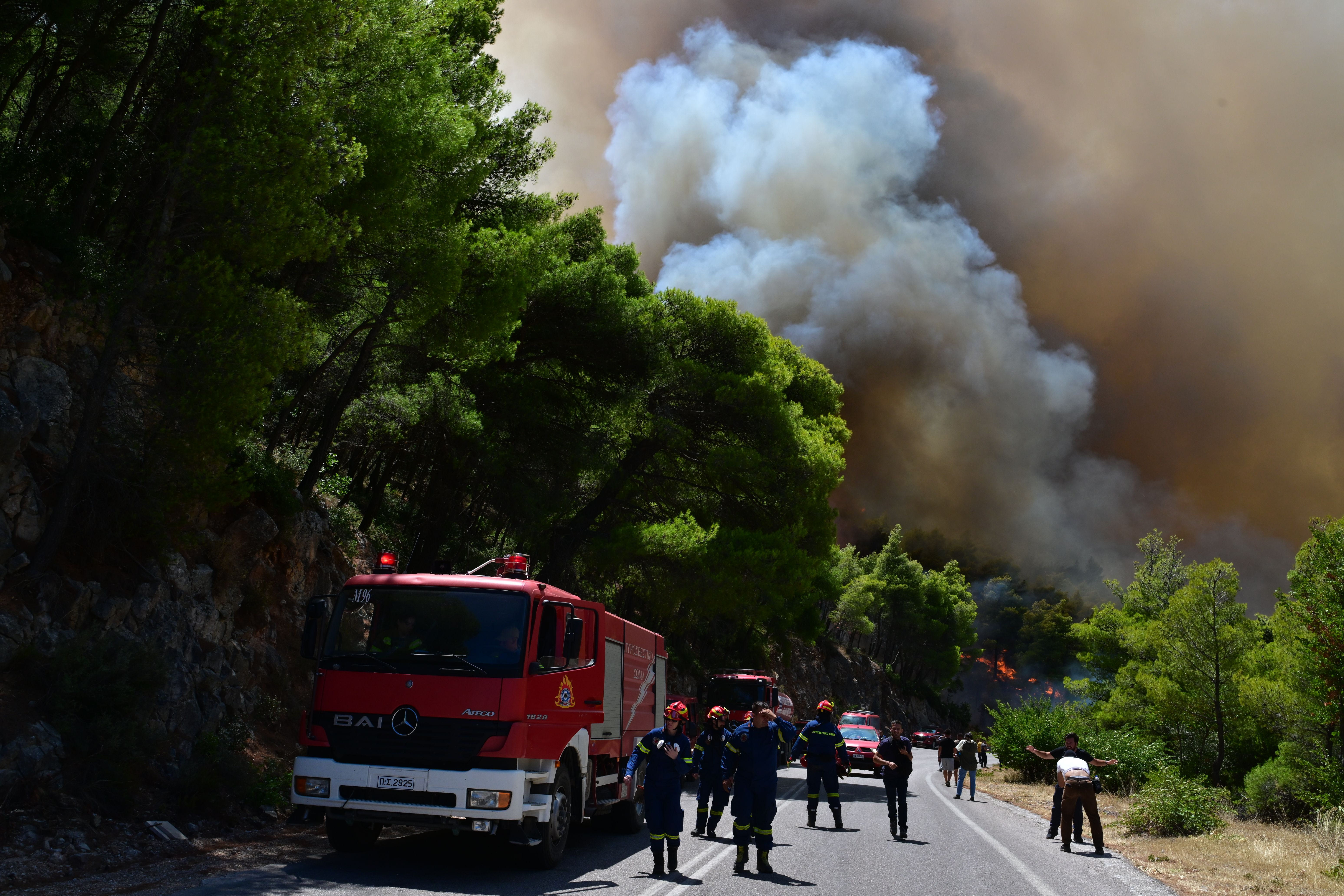 LIVE: “Κόλαση” στο Πόρτο Γερμενό, συνεχείς εκκενώσεις – Μηνύματα 112 στη Φωκίδα