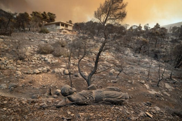 Φωτιές: Τρεις συλλήψεις σε Τρίκαλα, Ανατολική Αττική και Πρέβεζα για εμπρησμό από αμέλεια
