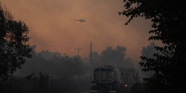 Πέμπτη ημέρα μάχης με τις φλόγες στη Δυτική Αττική– Πάνω από 130.000 στρέμματα στάχτη