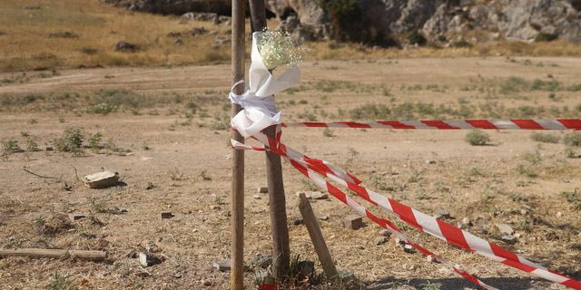 Λ. Φυλής: Στο πίσω κάθισμα καθόταν η 17χρονη – Λουλούδια στο σημείο της τραγωδίας