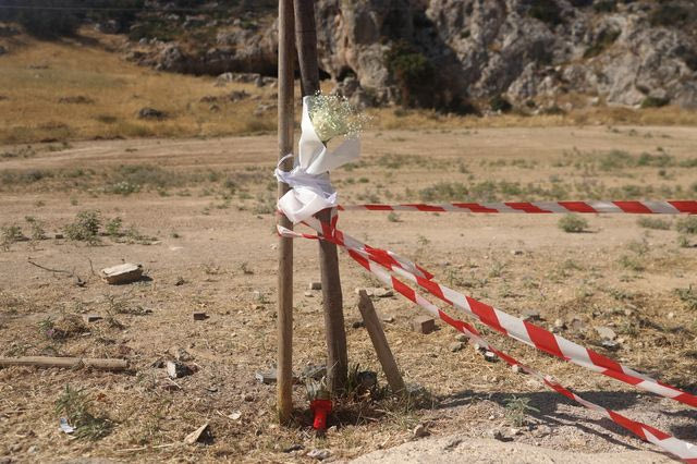 Λ. Φυλής: Στο πίσω κάθισμα καθόταν η 17χρονη – Λουλούδια στο σημείο της τραγωδίας