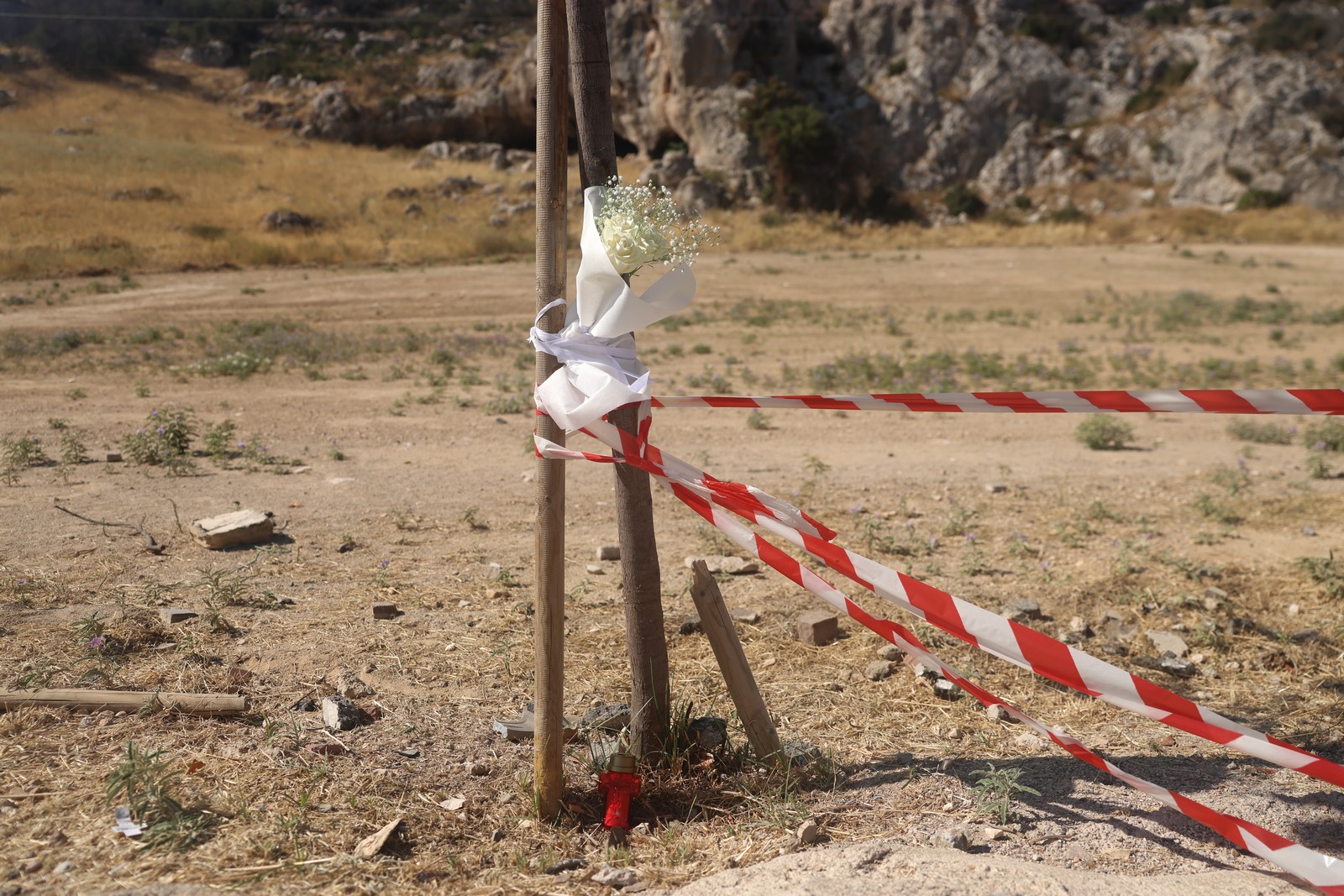 Λ. Φυλής: Στο πίσω κάθισμα καθόταν η 17χρονη – Λουλούδια στο σημείο της τραγωδίας