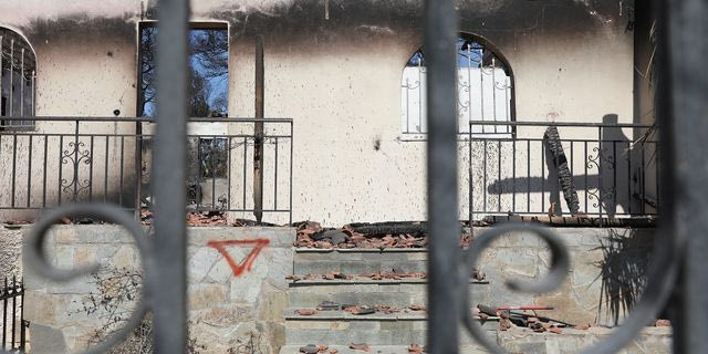 “Ό,τι βλέπεις είναι από τα χέρια μου”: Κραυγή απόγνωσης στο Πόρτο Γερμενό με πάνω από 100 καμένα σπίτια