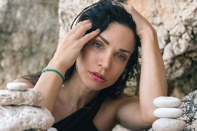 Κατερίνα Γερονικολού: Οι πόζες με το μαύρο μπικίνι στα καταγάλανα νερά