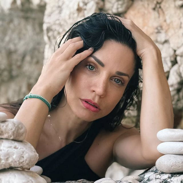 Κατερίνα Γερονικολού: Οι πόζες με το μαύρο μπικίνι στα καταγάλανα νερά