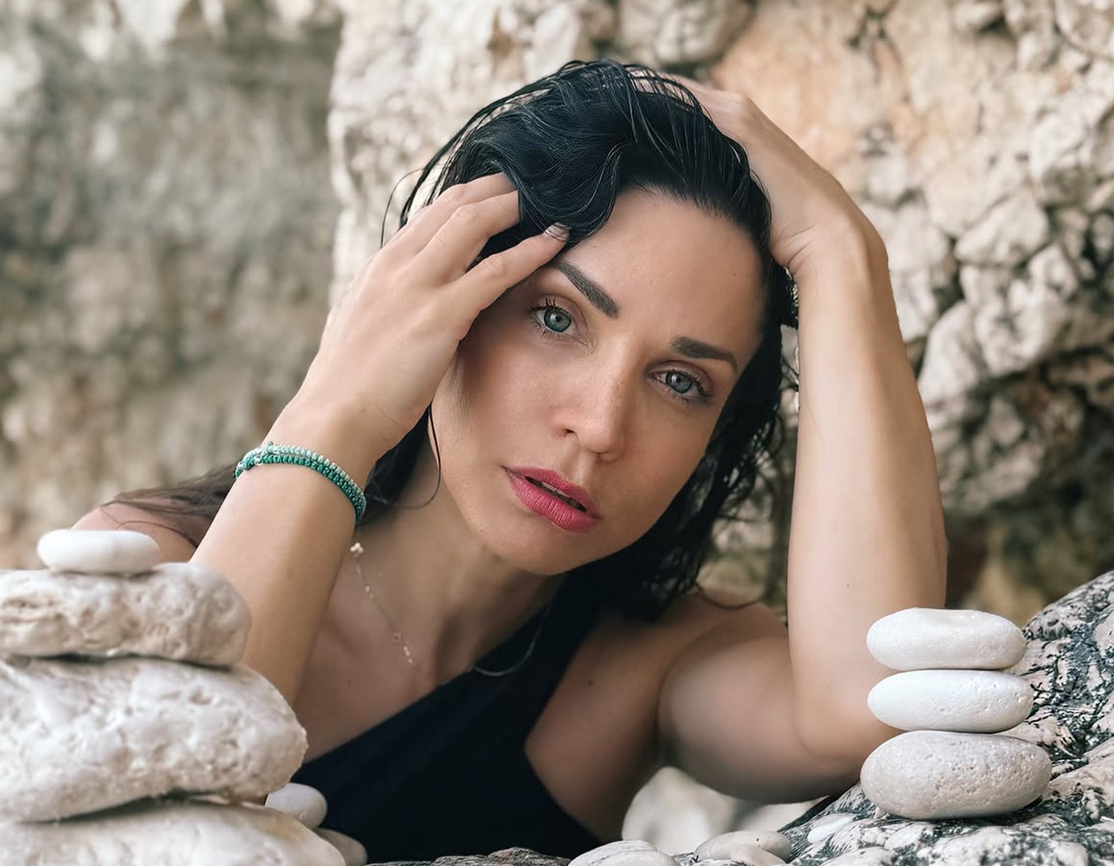 Κατερίνα Γερονικολού: Οι πόζες με το μαύρο μπικίνι στα καταγάλανα νερά