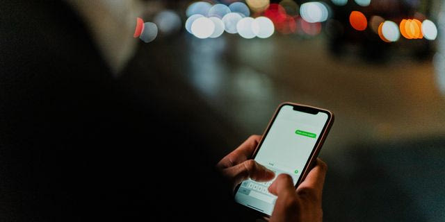 Πώς το WhatsApp έγινε εργαλείο για τη διακίνηση εκατ. ευρώ χωρίς ίχνη