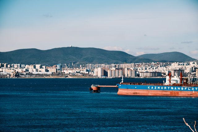 Η Ουκρανία λέει ότι έπληξε τρία πολεμικά πλοία στη ναυτική βάση του Νοβοροσίσκ