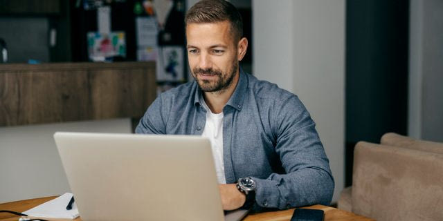 Νεαρός ενήλικας με πουκάμισο σε στυλ «smart-casual»