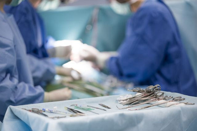 Γιατροί αφαίρεσαν από 55χρονο πέτρα βάρους 3,1 κιλών – ”Ηταν σαν μωρό”