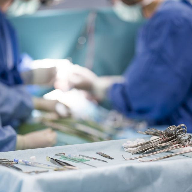 Γιατροί αφαίρεσαν από 55χρονο πέτρα βάρους 3,1 κιλών – ”Ηταν σαν μωρό”