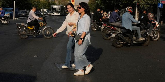 Οι Ιρανές αμφισβητούν το καθεστώς και δεν φορούν τη χιτζάμπ