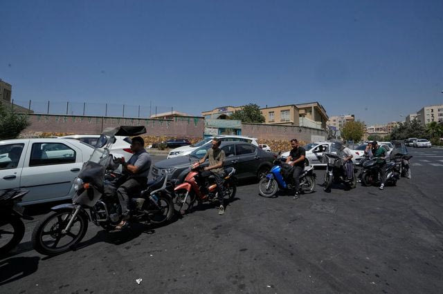 Ιράν: Ουρές έξω από τα βενζινάδικα στην Τεχεράνη μετά την ανακοίνωση των αμερικανικών κυρώσεων