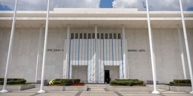 Ο Τραμπ απειλεί να κατεδαφίσει το Kennedy Center αν δεν “περάσει” η ανακαίνιση – μαμούθ