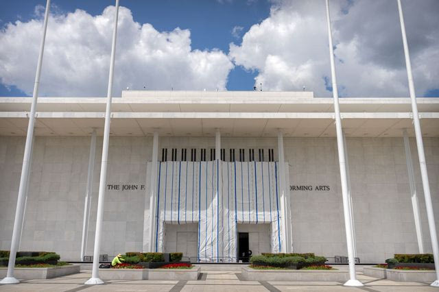 Ο Τραμπ απειλεί να κατεδαφίσει το Kennedy Center αν δεν “περάσει” η ανακαίνιση – μαμούθ