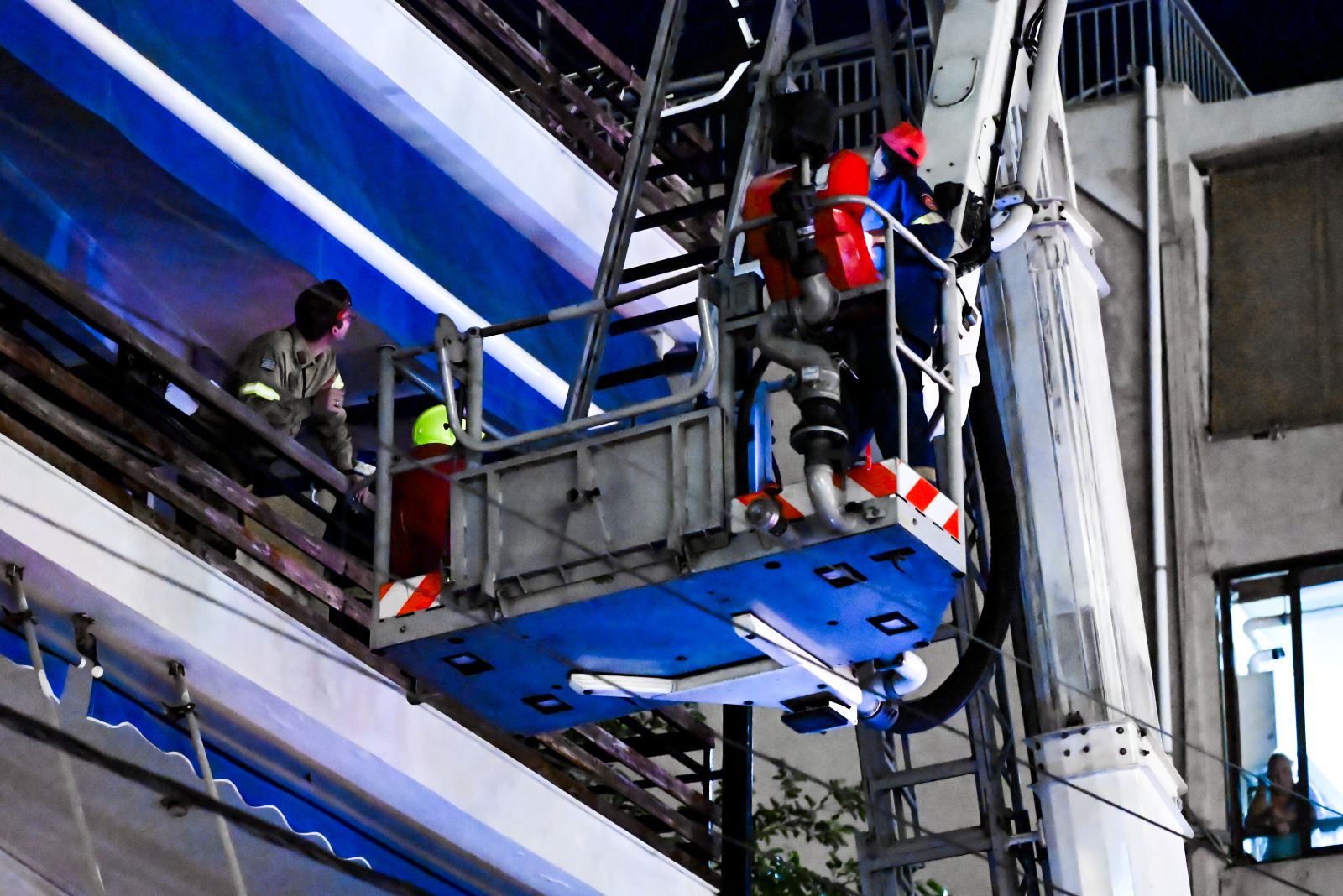 Υπό έλεγχο η φωτιά σε κατάστημα ναυτιλιακών ειδών στον Άλιμο