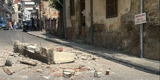 Καβάλα: Μεγάλο τμήμα μπαλκονιού έπεσε στη μέση του δρόμου