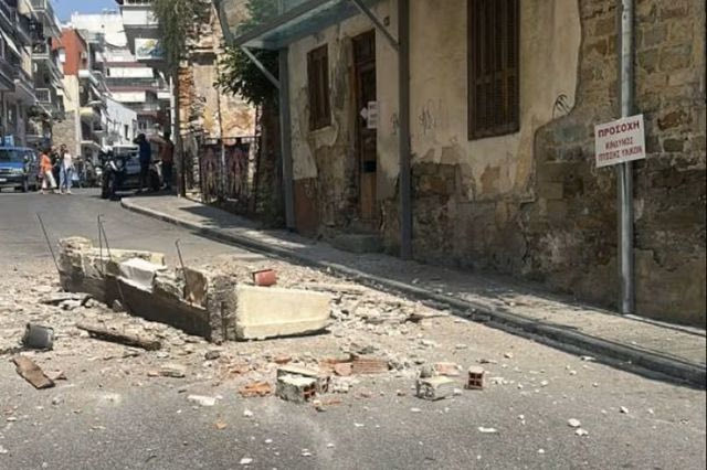 Καβάλα: Μεγάλο τμήμα μπαλκονιού έπεσε στη μέση του δρόμου