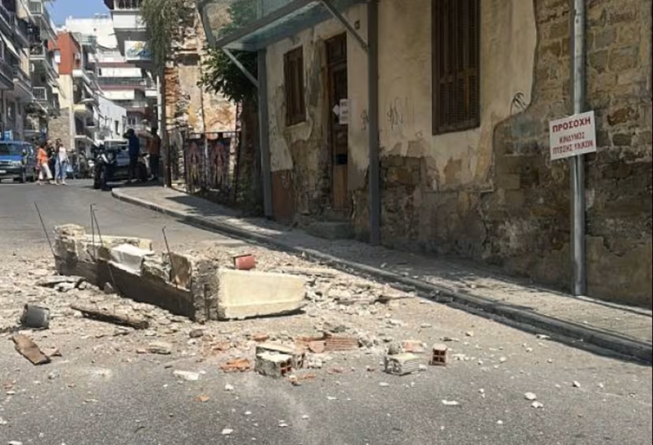 Καβάλα: Μεγάλο τμήμα μπαλκονιού έπεσε στη μέση του δρόμου
