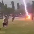 Σοκαριστικό βίντεο: Ποδοσφαιριστής σκοτώθηκε από κεραυνό στην Ταϊλάνδη