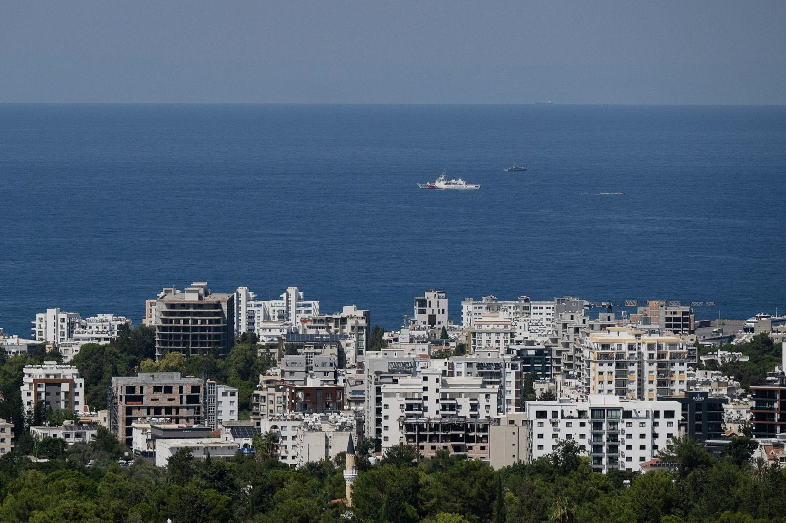 Κερύνεια: Σοκαριστικά πλάνα με βαλίτσες στη θάλασσα - Αγωνία για τους 20 αγνοούμενους