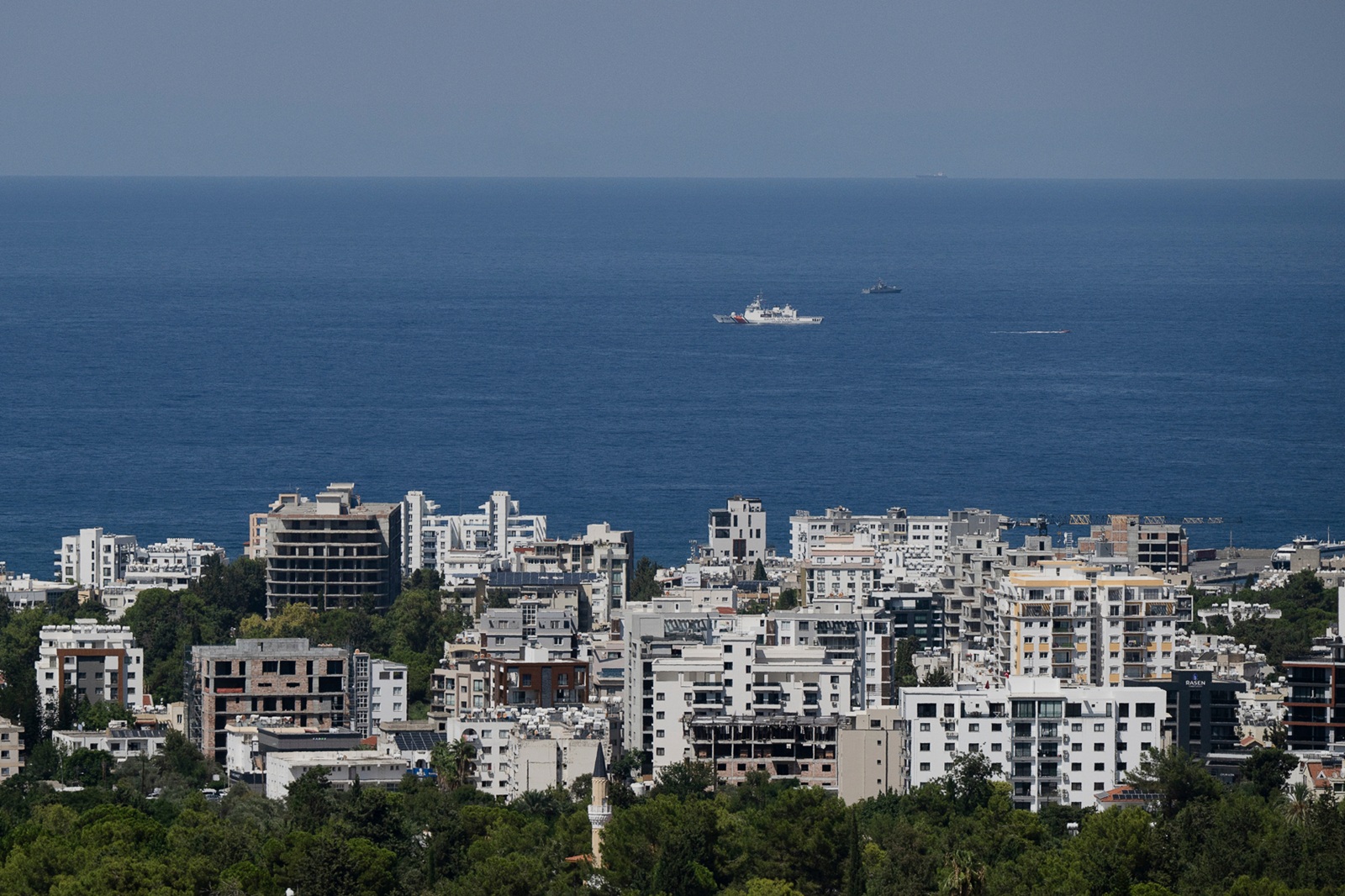 Κερύνεια: Σοκαριστικά πλάνα με βαλίτσες στη θάλασσα – Αγωνία για τους 20 αγνοούμενους