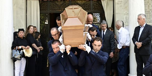 Συγκίνηση στο τελευταίο “αντίο” στον Στέφανο Μάνο