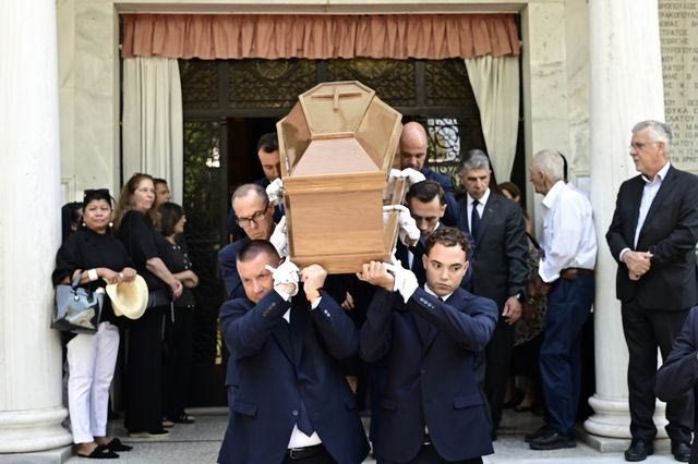 Συγκίνηση στο τελευταίο “αντίο” στον Στέφανο Μάνο